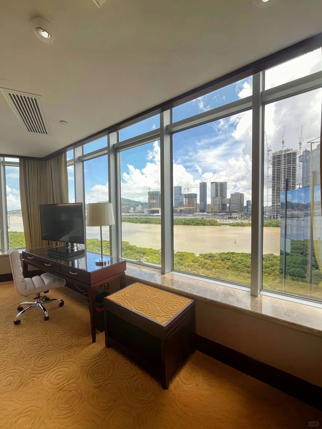 Macao-Broadway Hotel, Full-floor bay window viewing room, the room is well lit and transparent