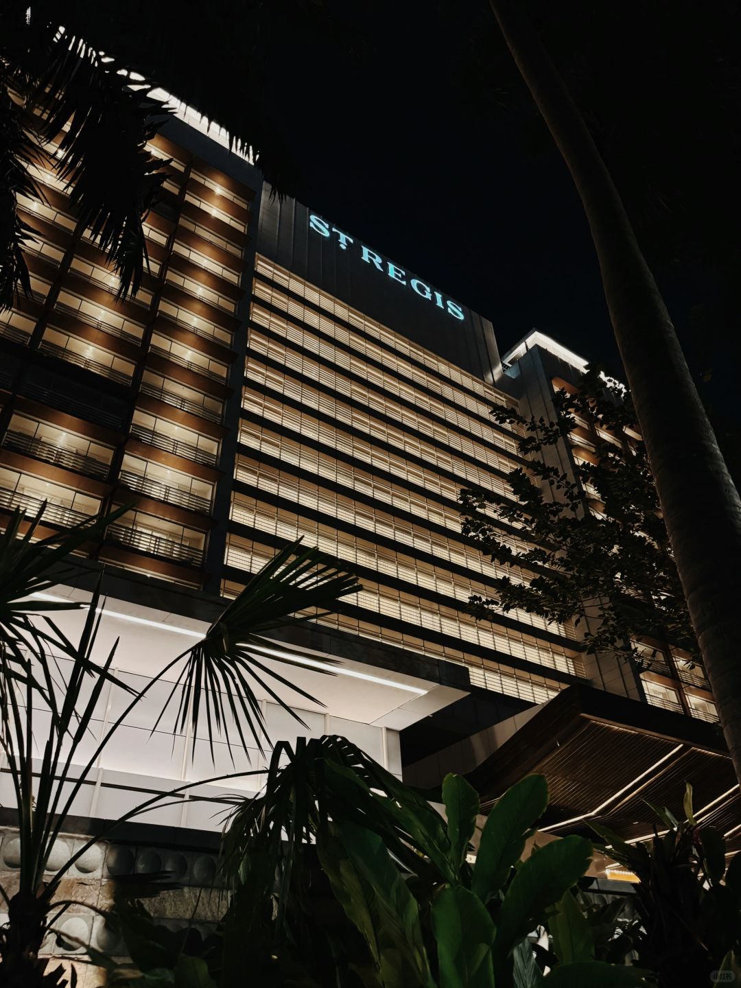 Jakarta-St. Regis Hotel Jakarta, with piano music in the lobby and singers in the St Regis Bar at night