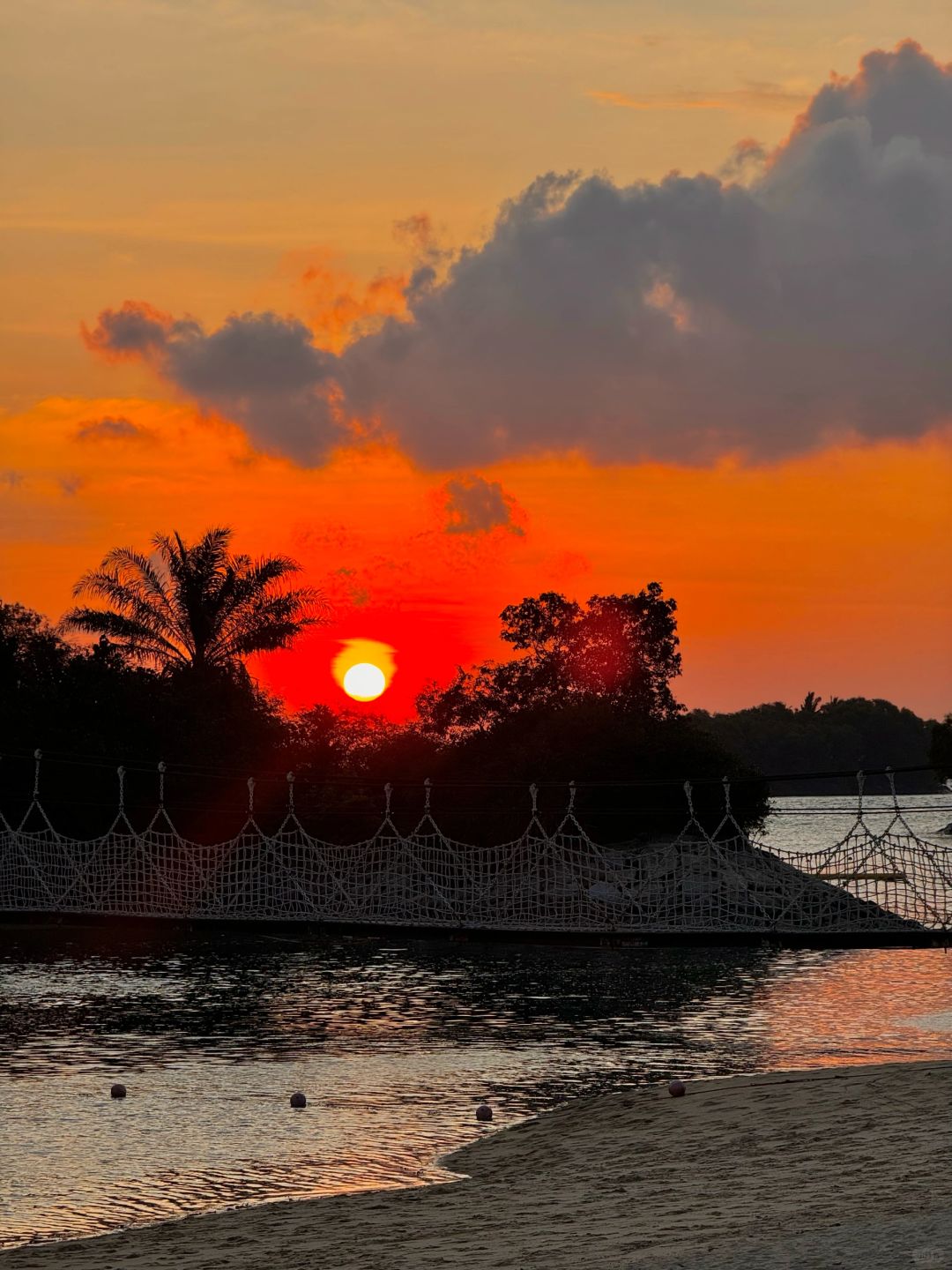 Singapore-Palawan Beach in Singapore feels like a vacation, overlooking Mount Faber and the Strait