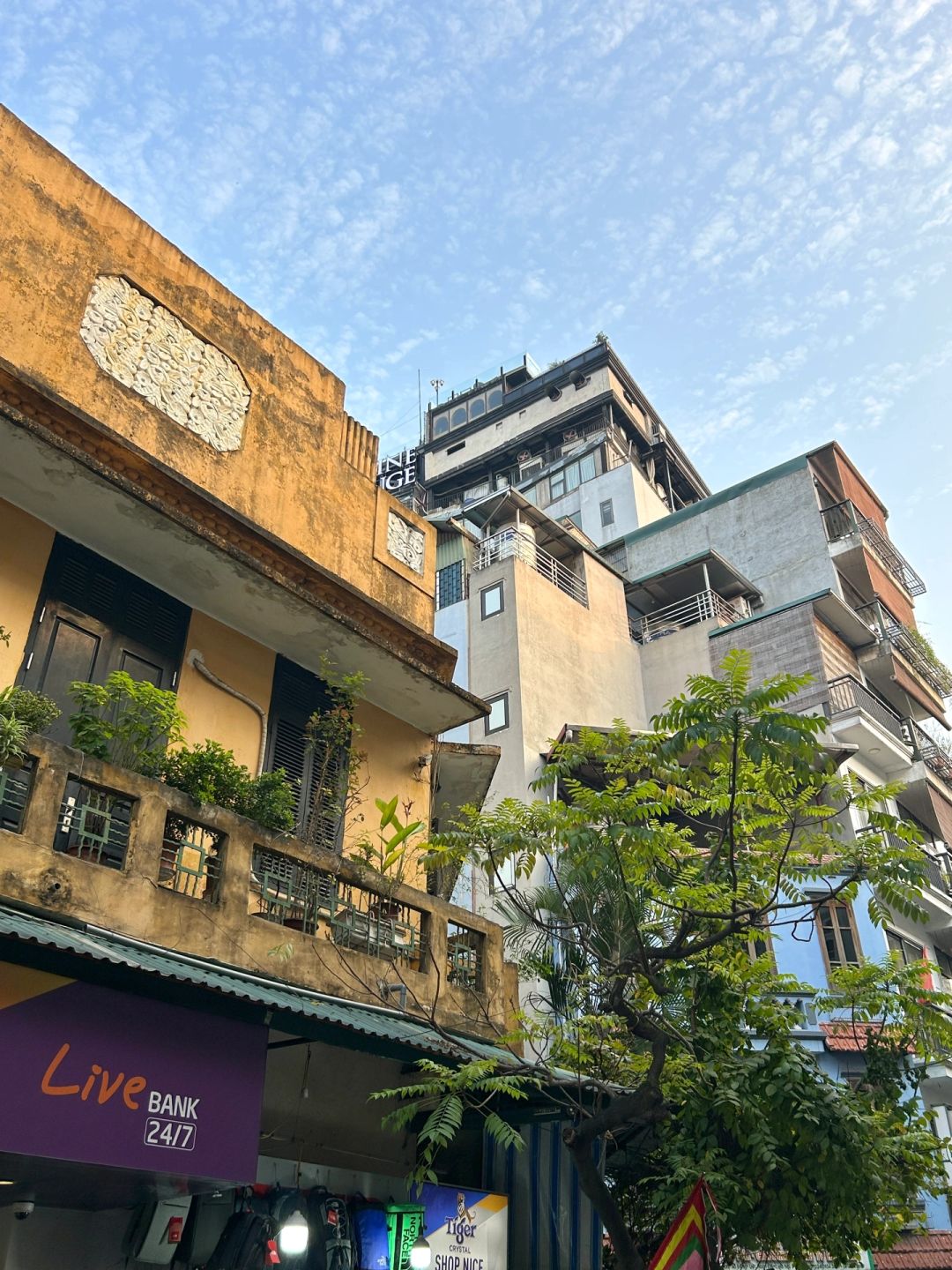 Hanoi-Hanoi City Walk Route. ⏰Dong Xuan Market, Train Street and St. Joseph's Cathedral