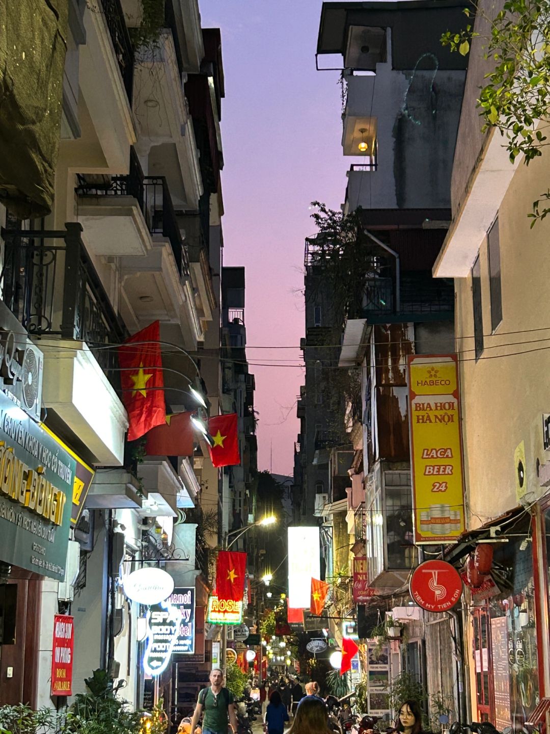 Hanoi-Hanoi City Walk Route. ⏰Dong Xuan Market, Train Street and St. Joseph's Cathedral