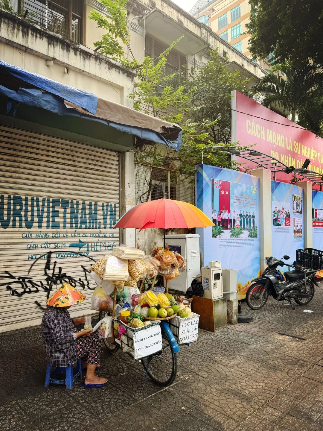 Ho Chi Minh-Ho Chi Minh: shutters and Vietnamese tiles, noisy motorcycles and leisurely street people