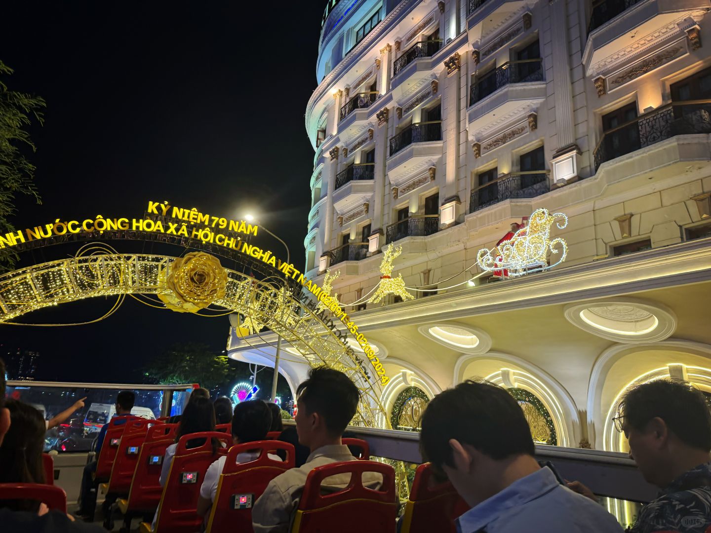 Ho Chi Minh-Ho Chi Minh: shutters and Vietnamese tiles, noisy motorcycles and leisurely street people