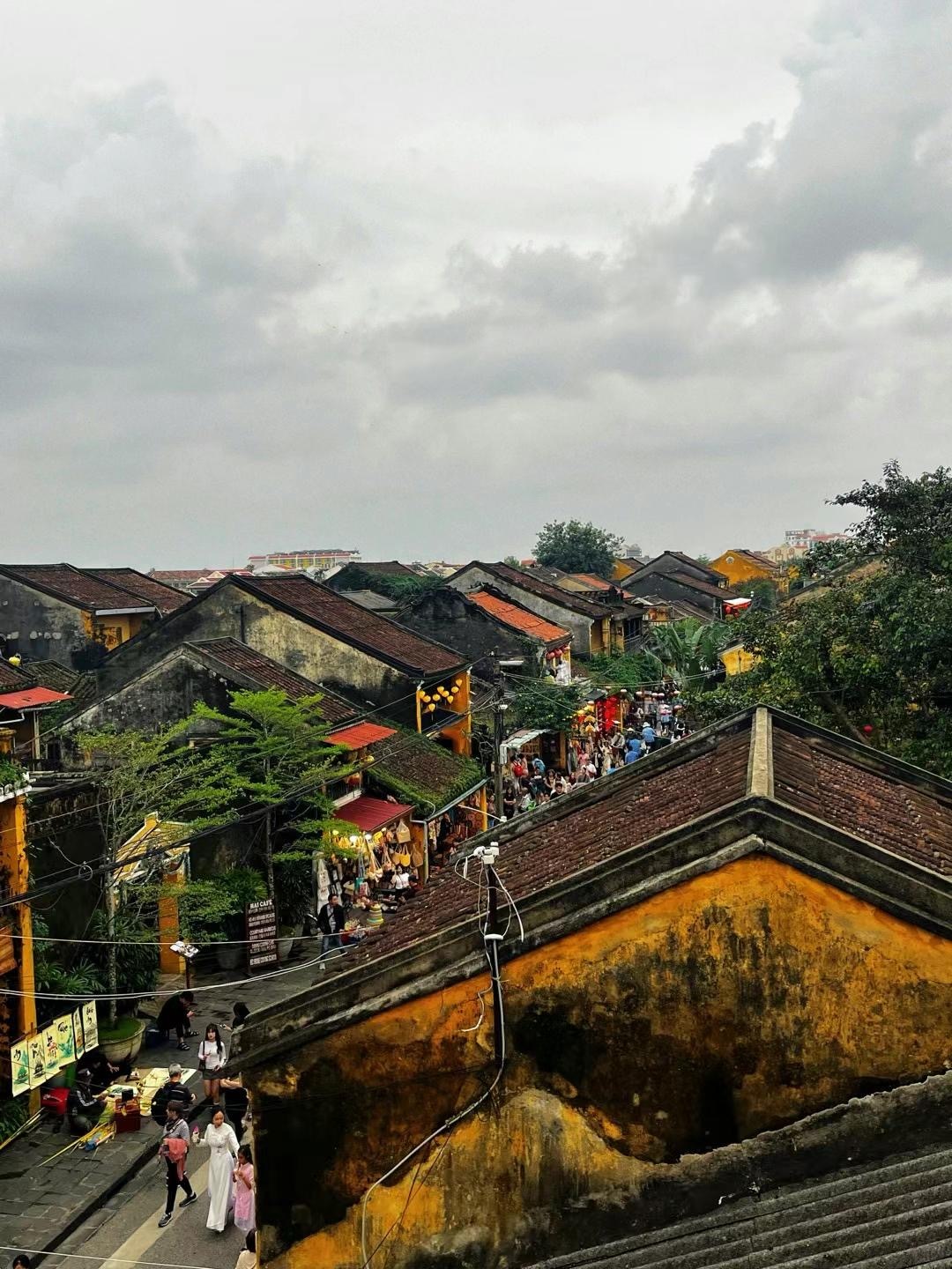 Ho Chi Minh-Ho Chi Minh: shutters and Vietnamese tiles, noisy motorcycles and leisurely street people