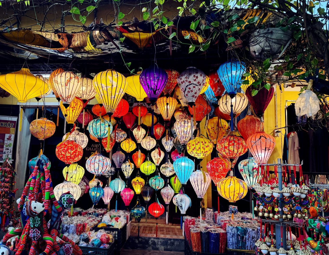 Ho Chi Minh-Ho Chi Minh: shutters and Vietnamese tiles, noisy motorcycles and leisurely street people