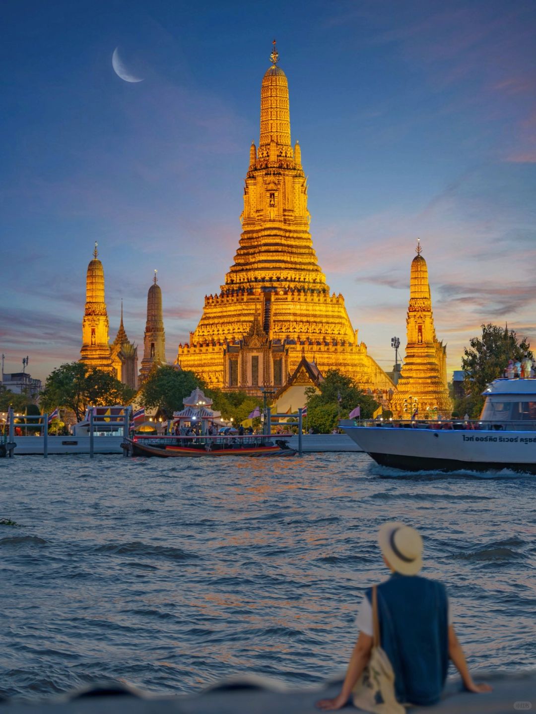 Bangkok-Bangkok 3-day travel guide. Big Buddha at Wat Phra That Wat, Chinatown and Jungle Cafe