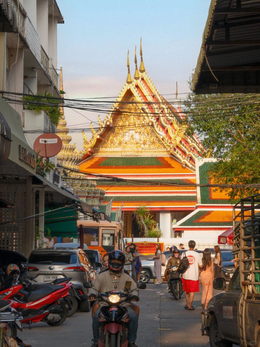 Bangkok-Bangkok 3-day travel guide. Big Buddha at Wat Phra That Wat, Chinatown and Jungle Cafe