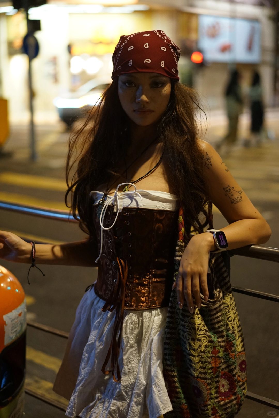 Hong kong-A girl dressed as a pirate walking tour in Sheung Wan, 🏴‍☠️Hong Kong at Halloween night