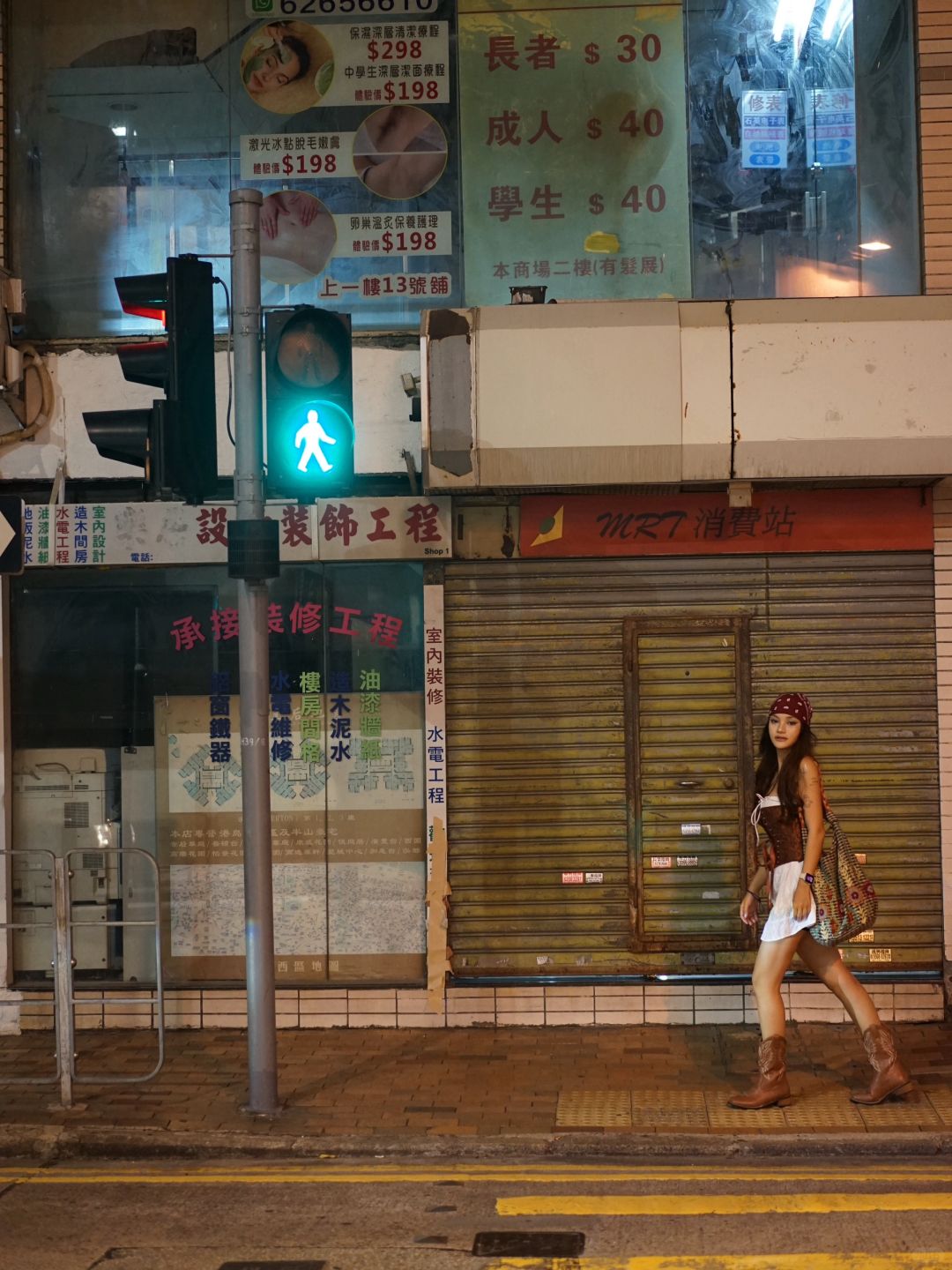 Hong kong-A girl dressed as a pirate walking tour in Sheung Wan, 🏴‍☠️Hong Kong at Halloween night