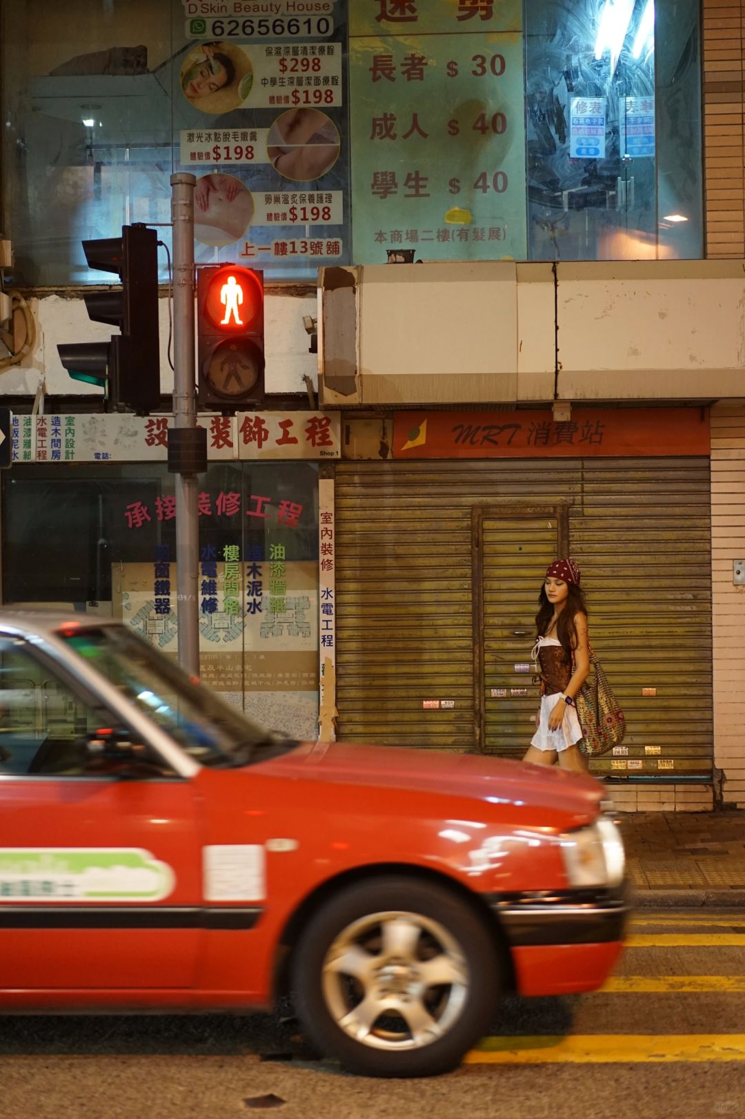 Hong kong-A girl dressed as a pirate walking tour in Sheung Wan, 🏴‍☠️Hong Kong at Halloween night