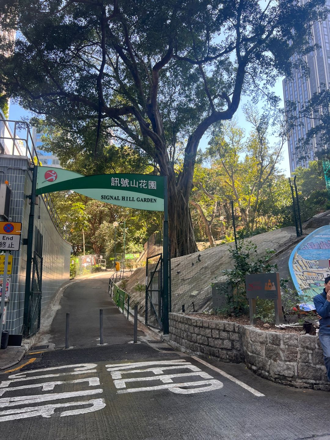 Hong kong-Signal Hill Garden in Tsim Sha Tsui great view of the sea and is suitable for couples to date