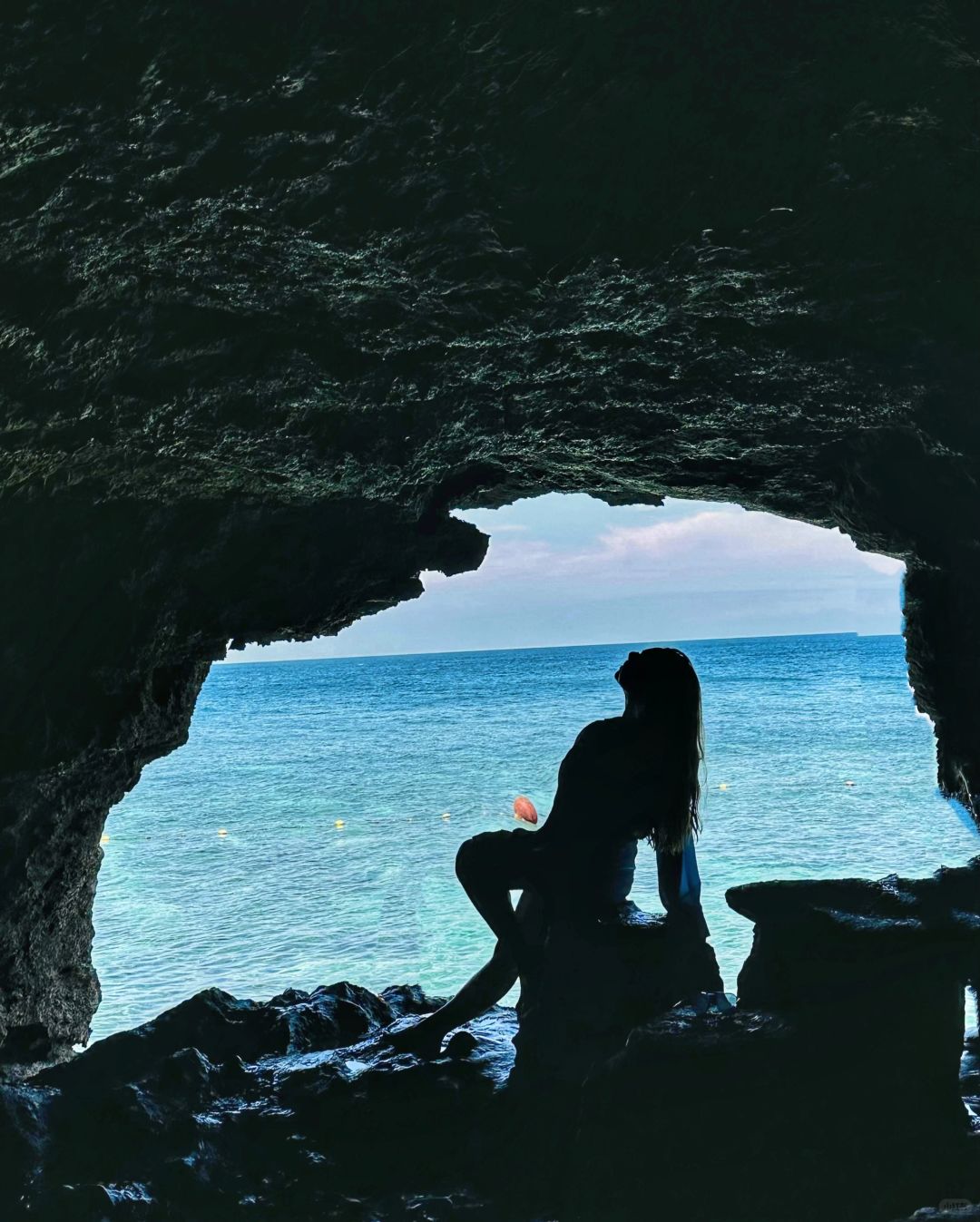 Boracay-One-day tour of Crystal Bay, a combination of various shapes of stones and original wood