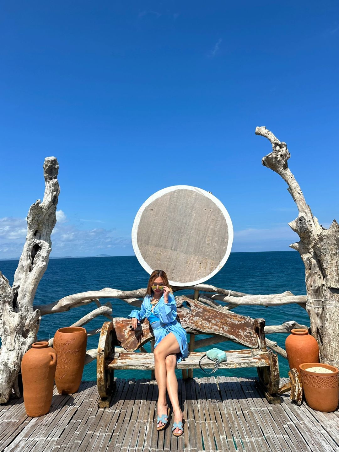 Boracay-One-day tour of Crystal Bay, a combination of various shapes of stones and original wood