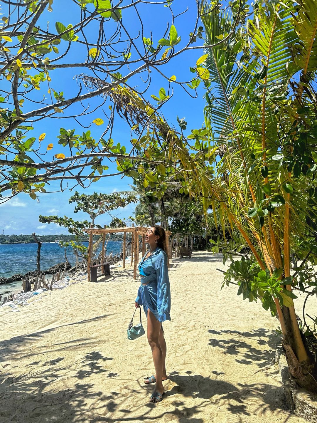 Boracay-One-day tour of Crystal Bay, a combination of various shapes of stones and original wood