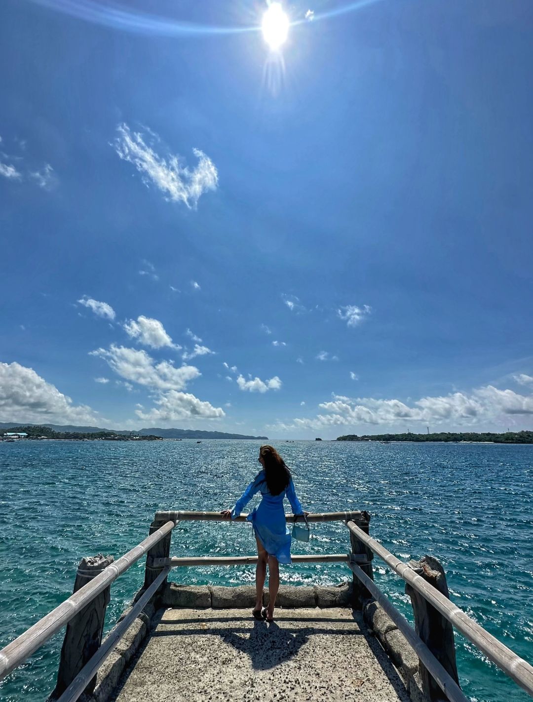 Boracay-One-day tour of Crystal Bay, a combination of various shapes of stones and original wood