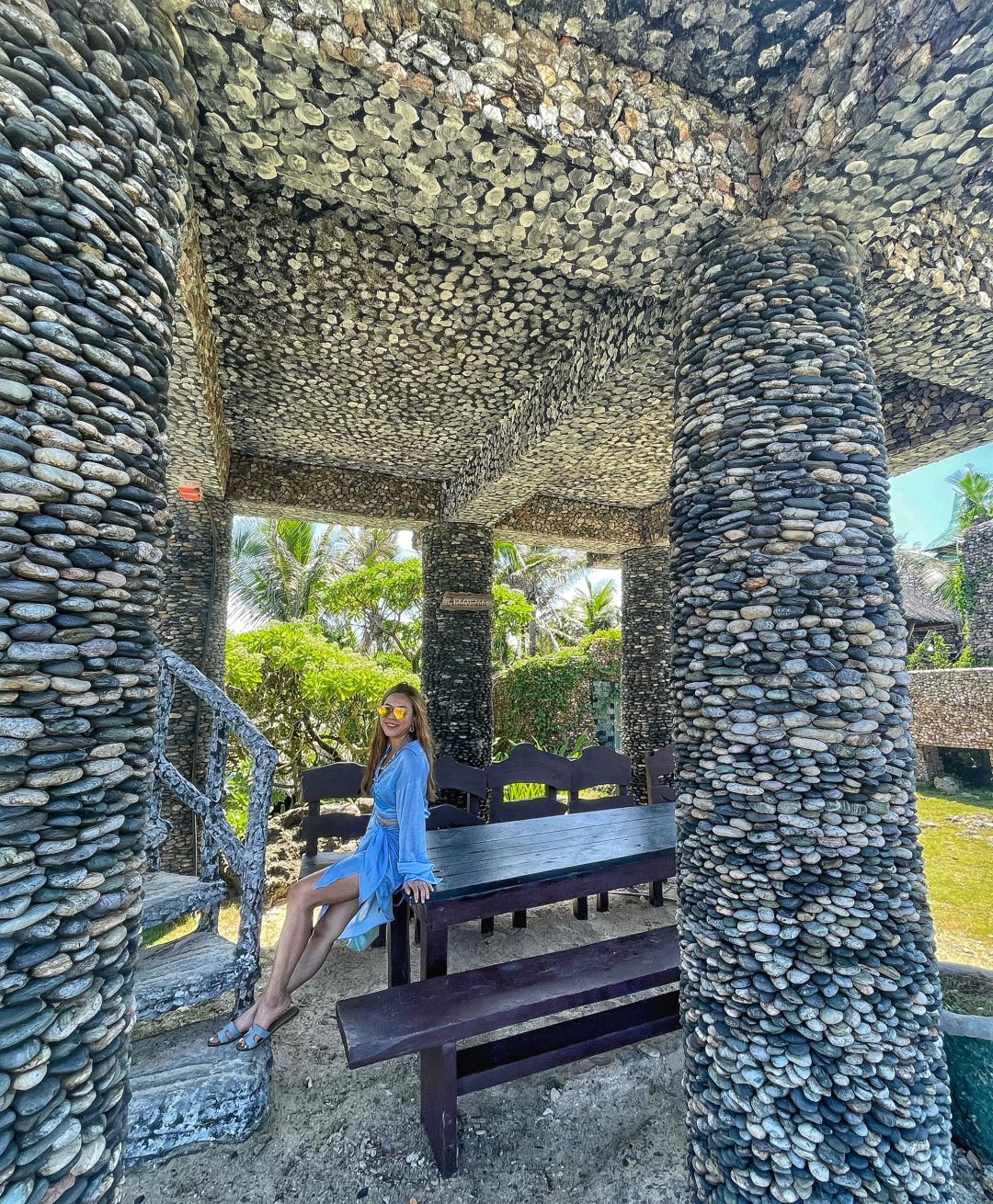 Boracay-One-day tour of Crystal Bay, a combination of various shapes of stones and original wood