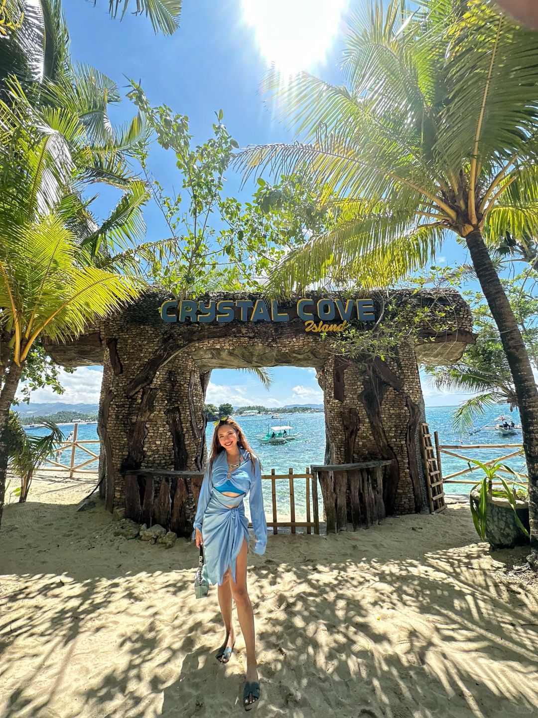 Boracay-One-day tour of Crystal Bay, a combination of various shapes of stones and original wood