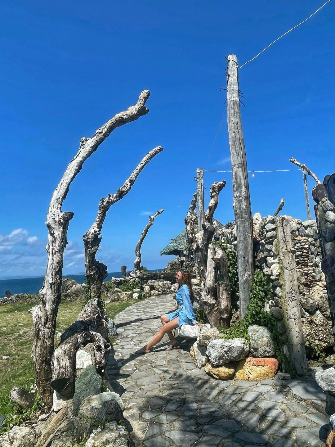 Boracay-One-day tour of Crystal Bay, a combination of various shapes of stones and original wood