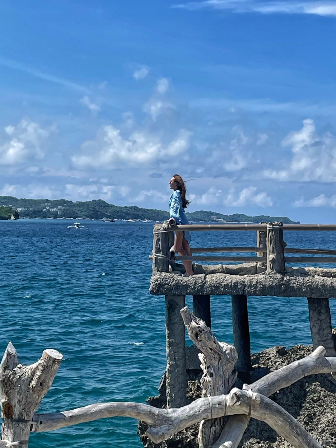 Boracay-One-day tour of Crystal Bay, a combination of various shapes of stones and original wood