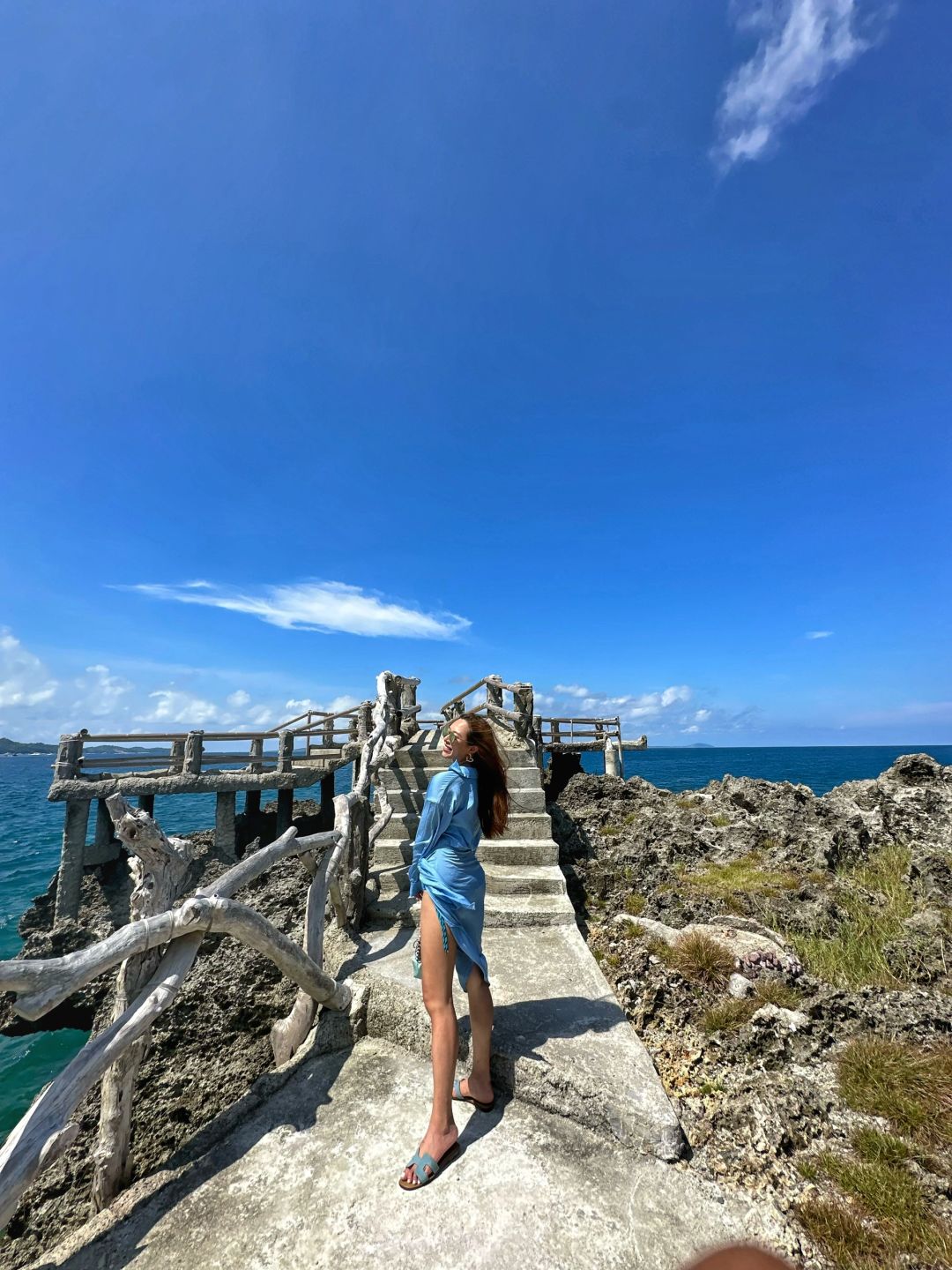 Boracay-One-day tour of Crystal Bay, a combination of various shapes of stones and original wood