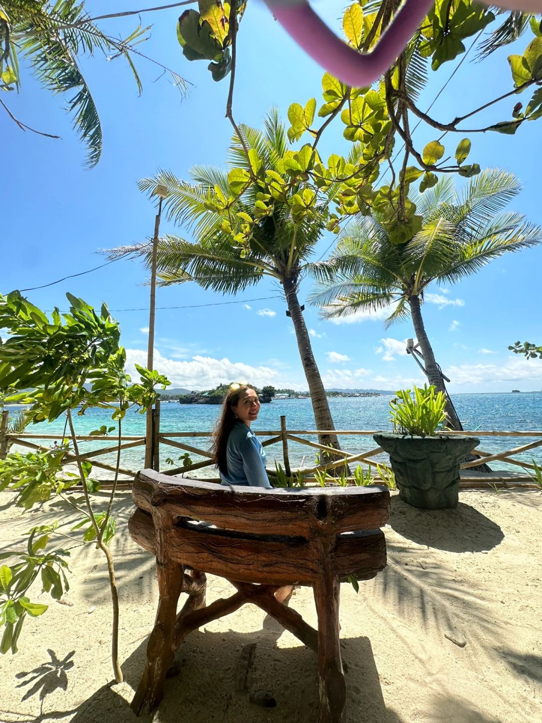 Boracay-One-day tour of Crystal Bay, a combination of various shapes of stones and original wood