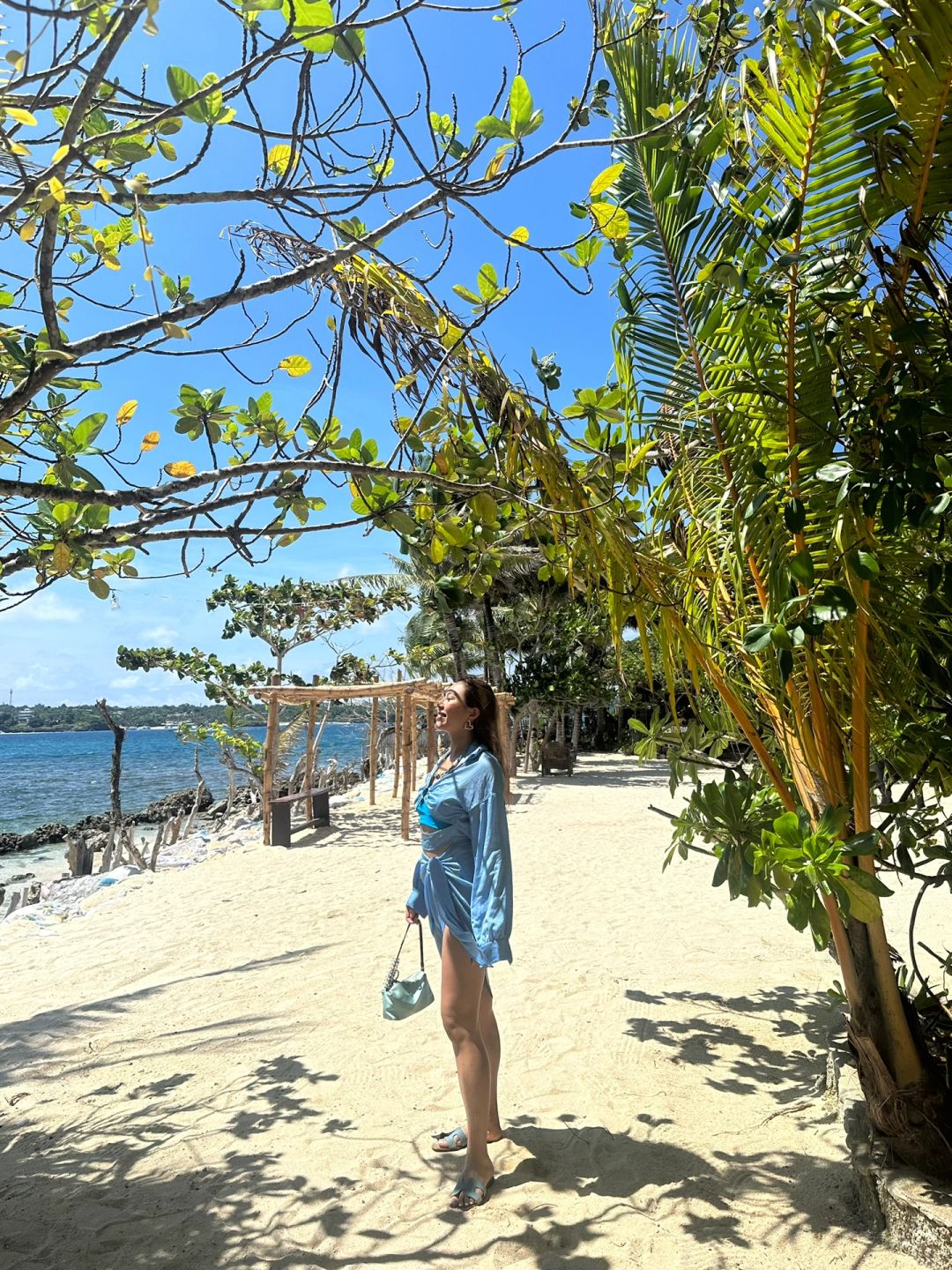 Boracay-One-day tour of Crystal Bay, a combination of various shapes of stones and original wood