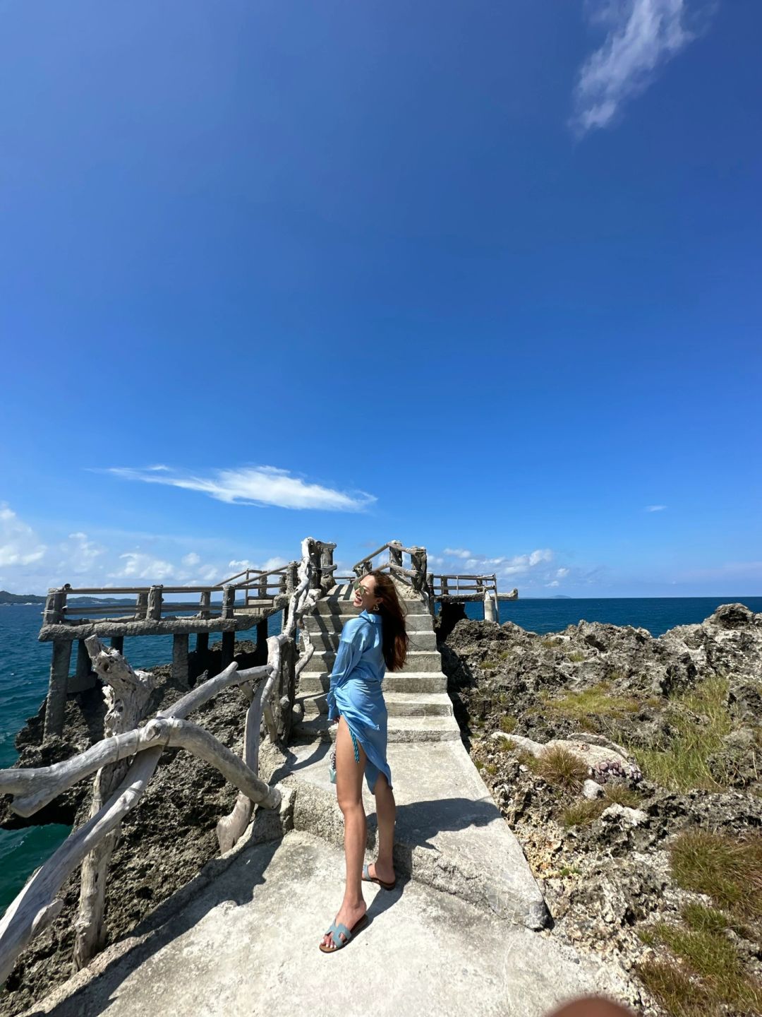 Boracay-One-day tour of Crystal Bay, a combination of various shapes of stones and original wood