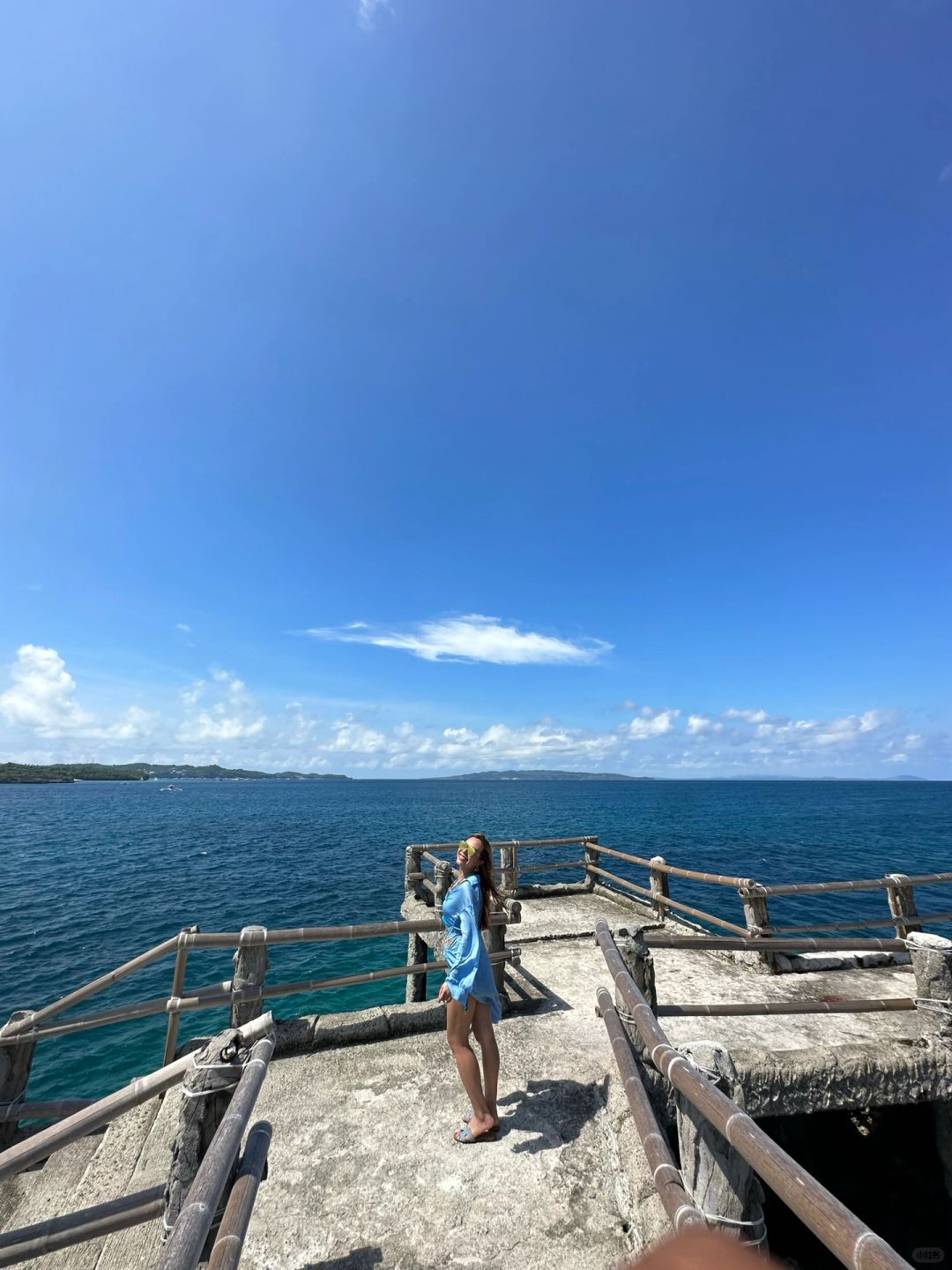 Boracay-One-day tour of Crystal Bay, a combination of various shapes of stones and original wood