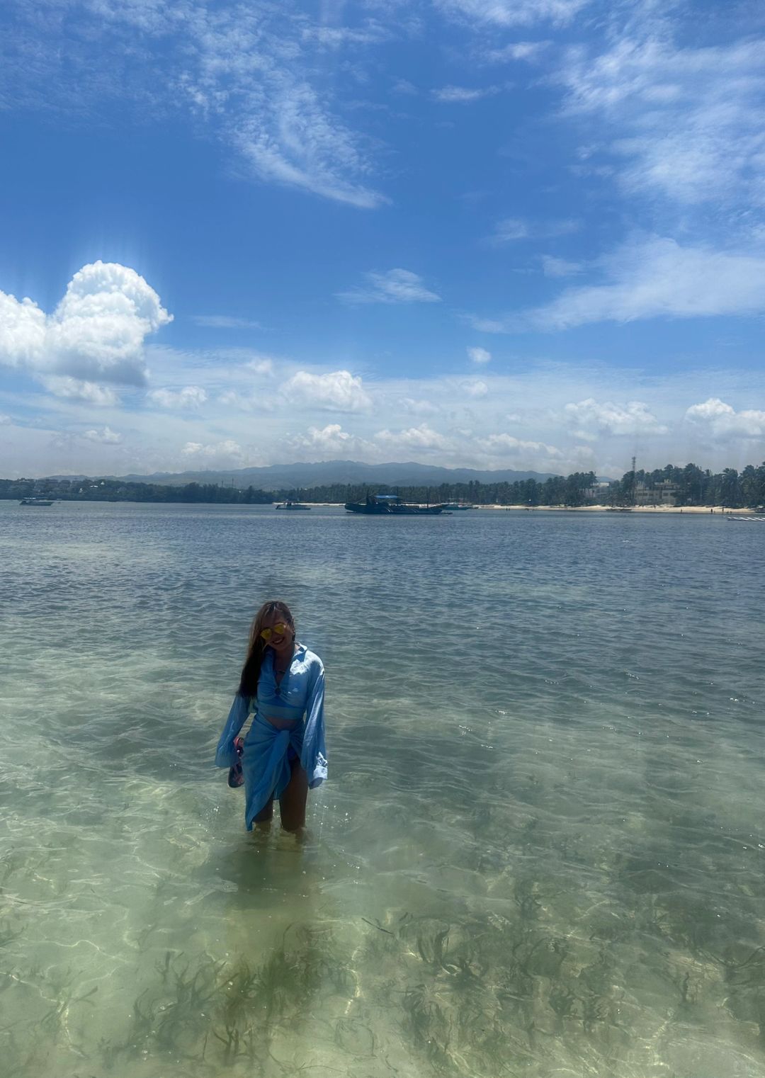 Boracay-One-day tour of Crystal Bay, a combination of various shapes of stones and original wood