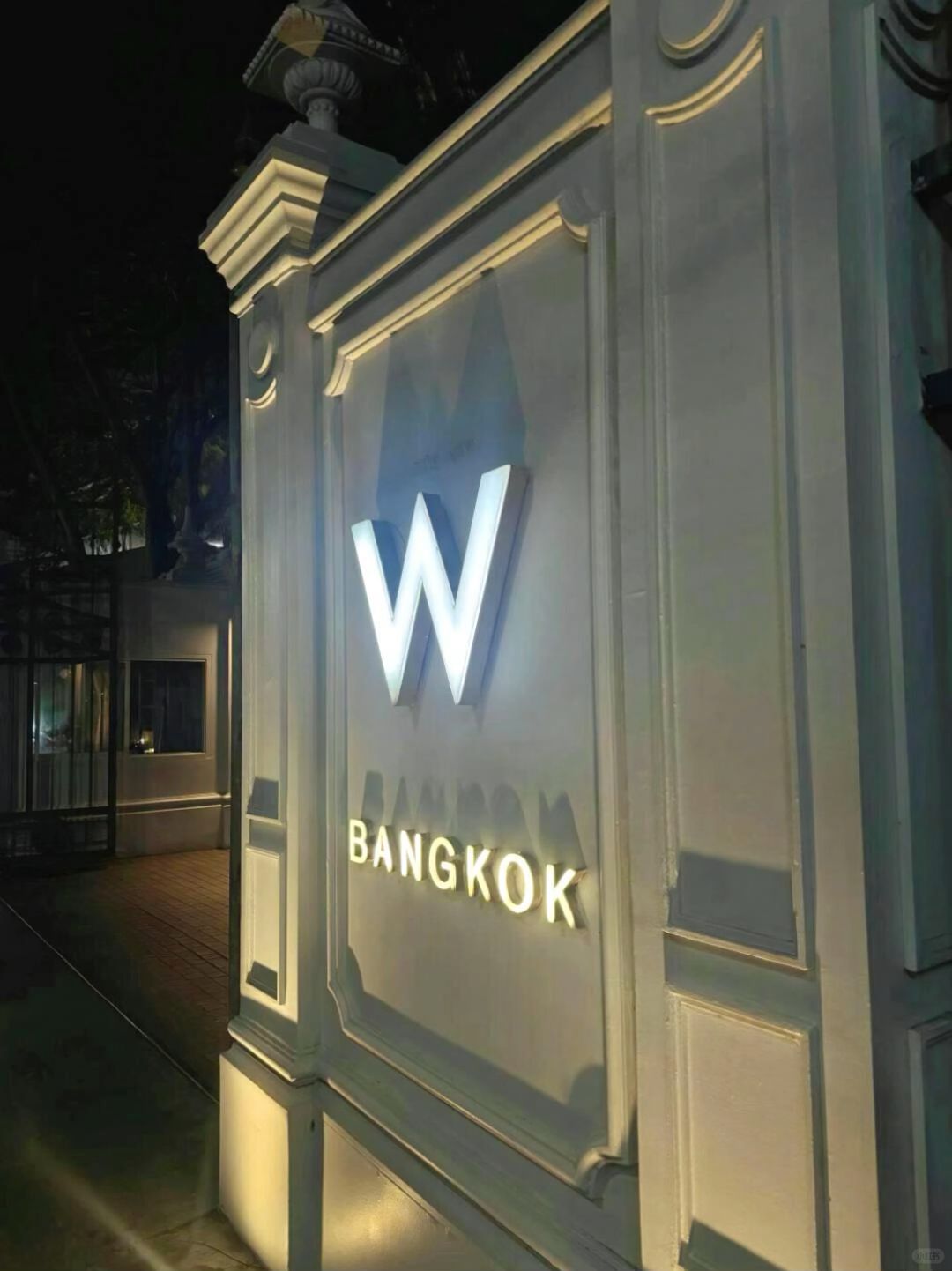 Bangkok-W Hotel Bangkok, with its blue décor, is famous for its rich and varied breakfasts