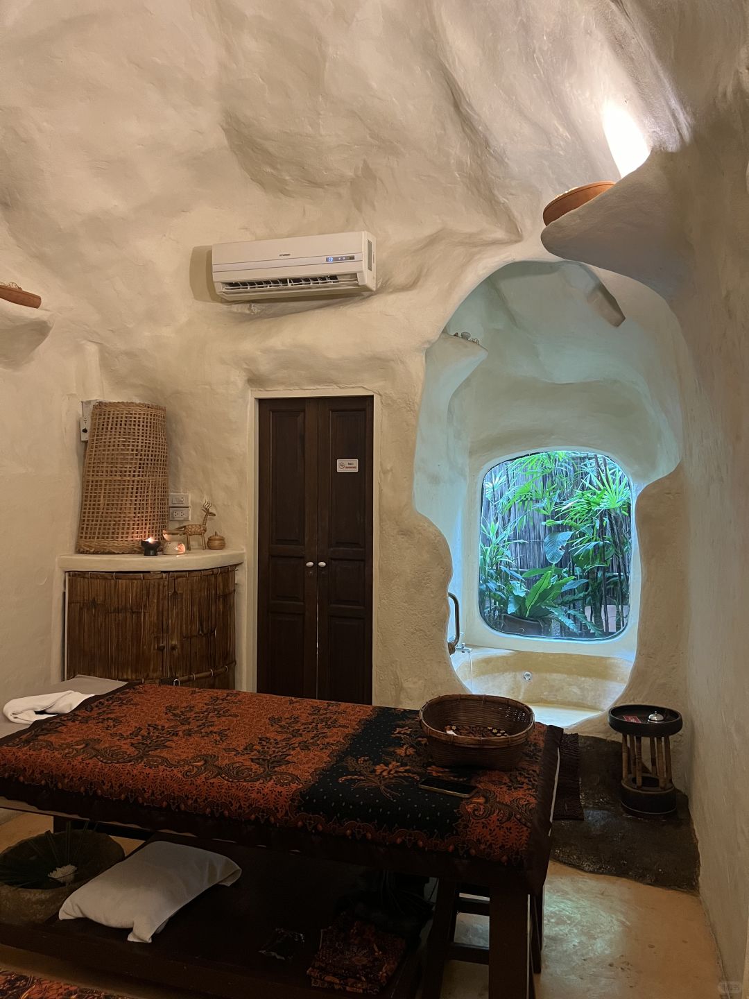 Chiang Mai-Srimantra Spa, Chiang Mai cave-style massage shop, Try full body scrub and rose milk bath