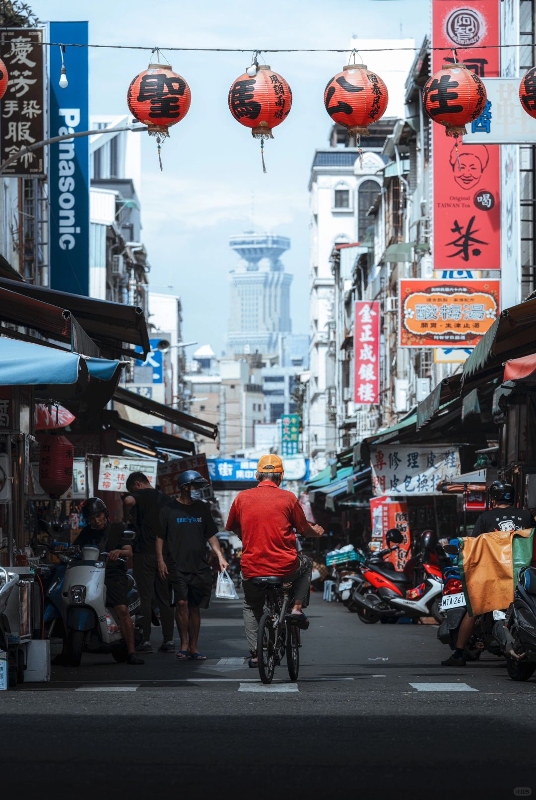 Taiwan-Kaohsiung, Taiwan, 30,000 steps day in the city, just to record these 9 moments per second