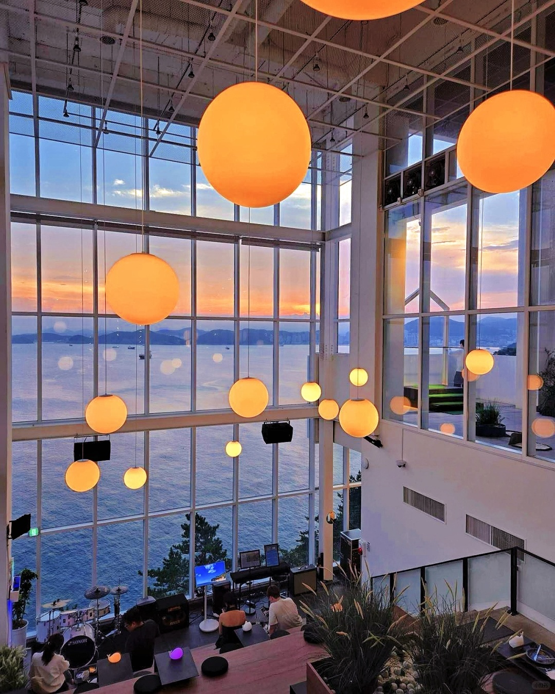 Busan/Jeju-Thrill on the Mug, 🎵Sunset jazz restaurant in Busan, South Korea, has a stunning view