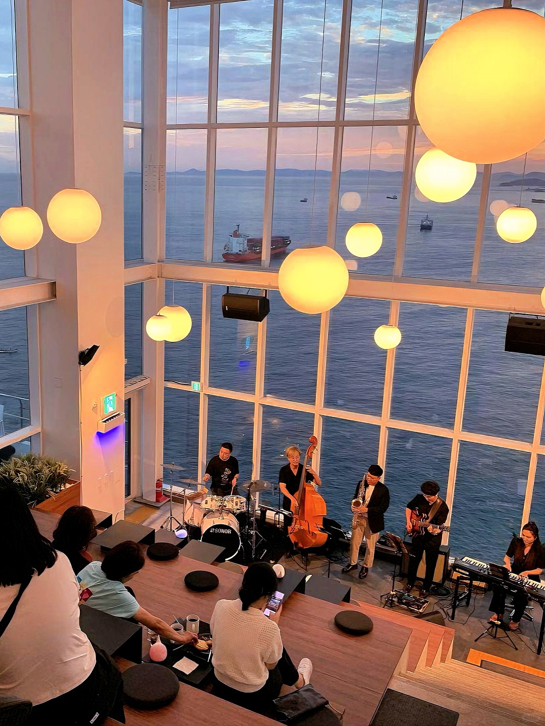 Busan/Jeju-Thrill on the Mug, 🎵Sunset jazz restaurant in Busan, South Korea, has a stunning view