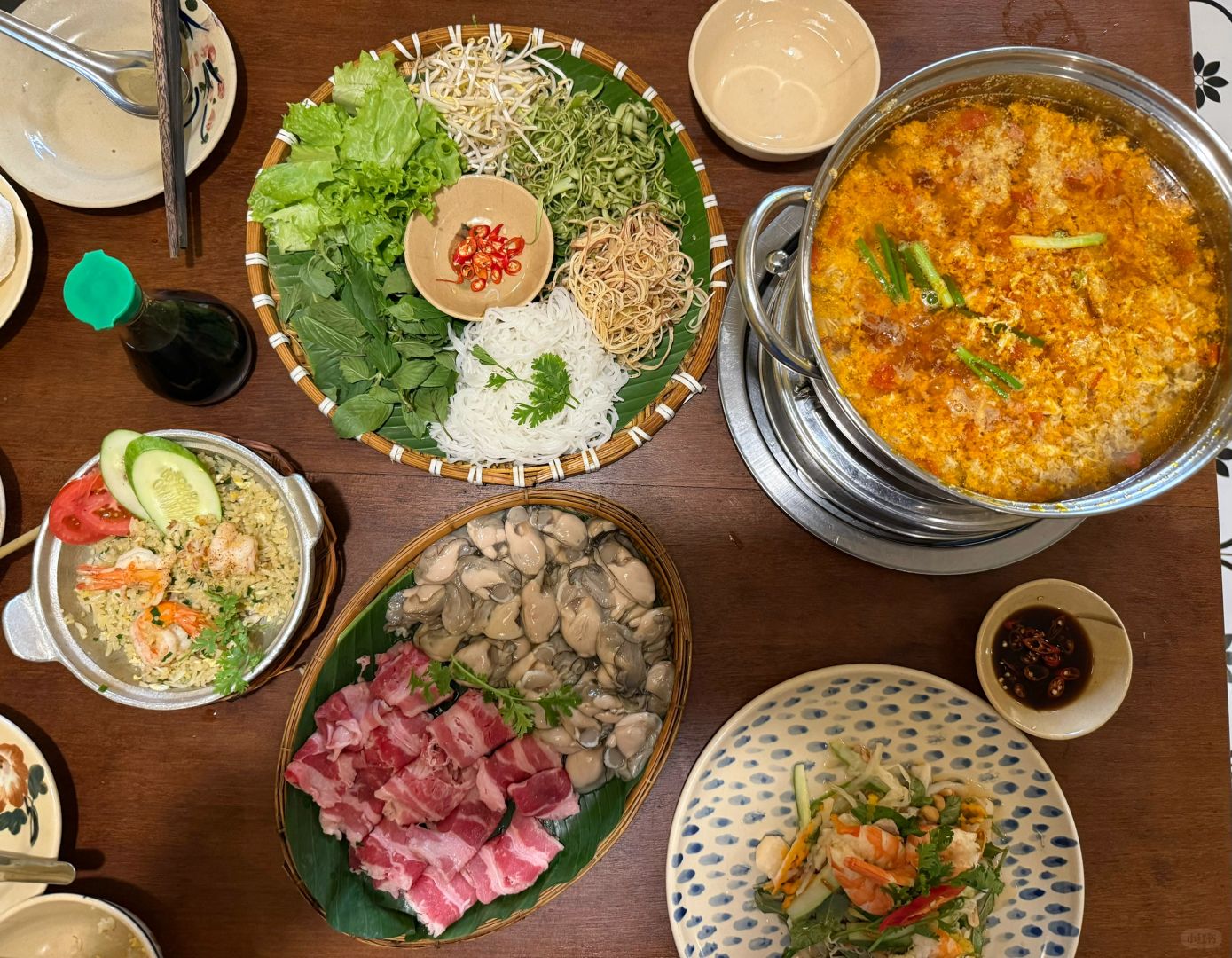 Ho Chi Minh-Nha Tu restaurant in Ho Chi Minh, the oyster beef and crab roe hot pot are delicious