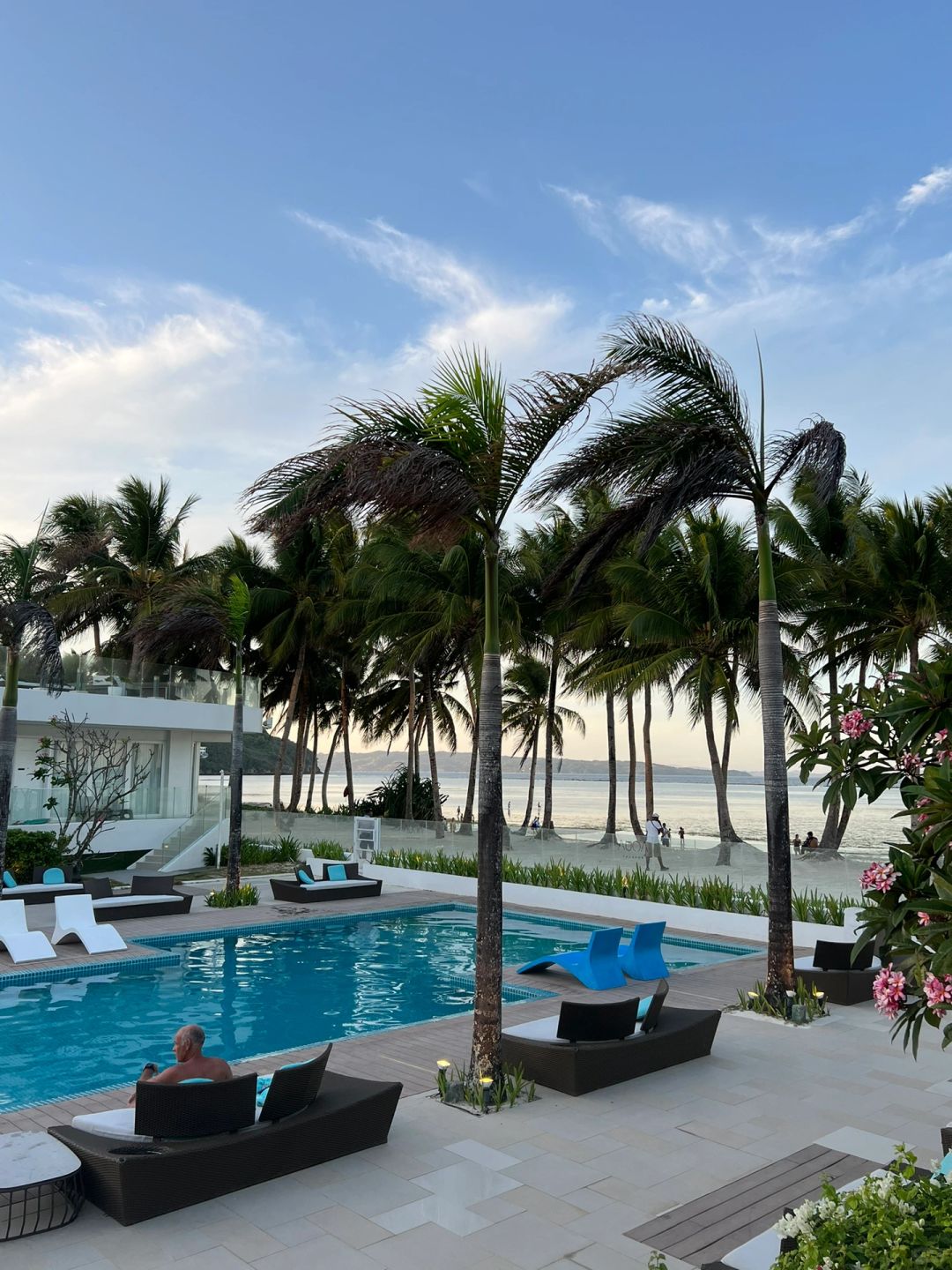 Boracay-The Aqua Boracay Hotel is very quiet, with two swimming pools and a private beach