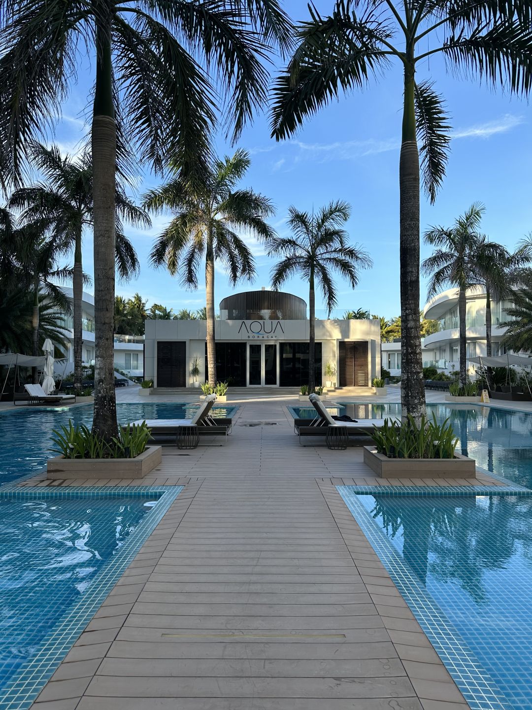 Boracay-The Aqua Boracay Hotel is very quiet, with two swimming pools and a private beach