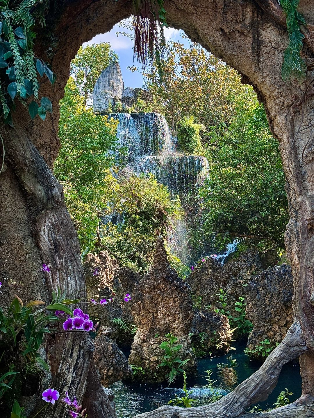 Chiang Mai-Dantewada (Angel Falls Cafe), a waterfall cafe more beautiful than Alice in Wonderland