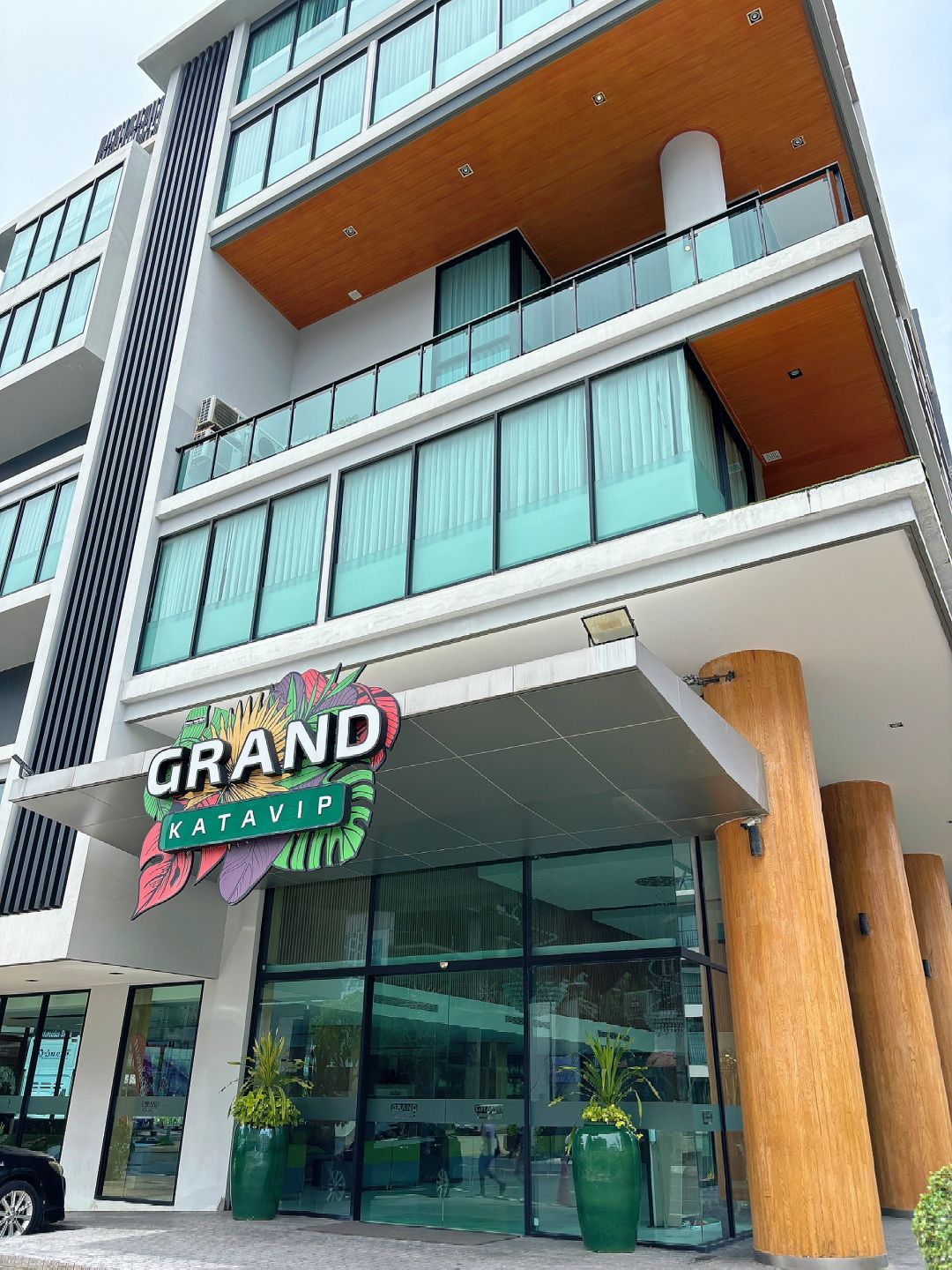 Phuket-Grand Kata ViP Hotel, there are 2 night markets downstairs, convenient to go anywhere