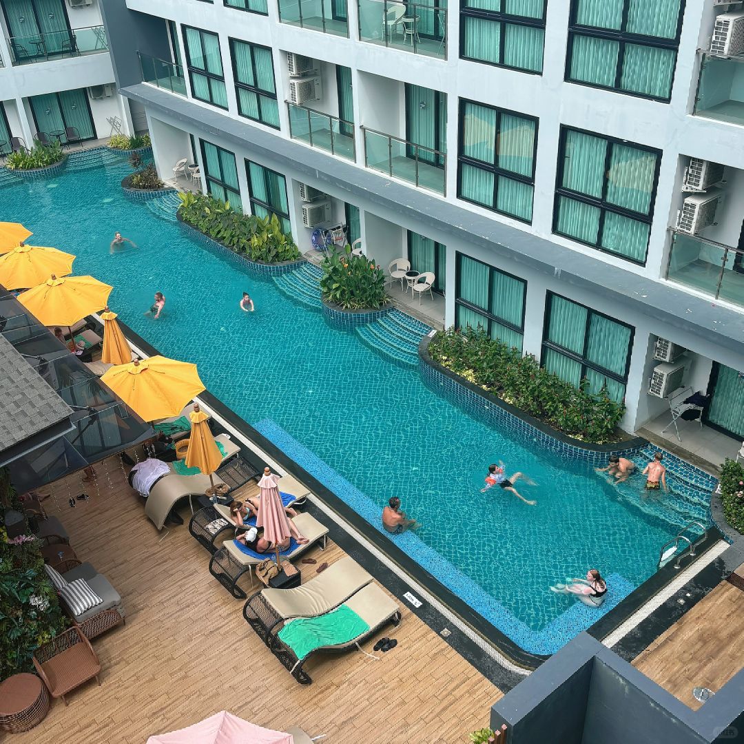 Phuket-Grand Kata ViP Hotel, there are 2 night markets downstairs, convenient to go anywhere