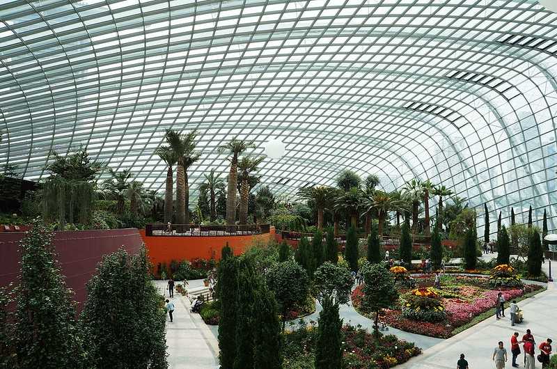 Singapore-Singapore's Gardens by the Bay, 18 "Supertrees" 25 to 50 meters high, and more than 160,000 tropical plants