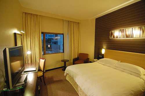 Singapore-Singapore Transit Hotel. Royal @ Queens Hotel, the room has been renovated and has a comfortable Queen size bed