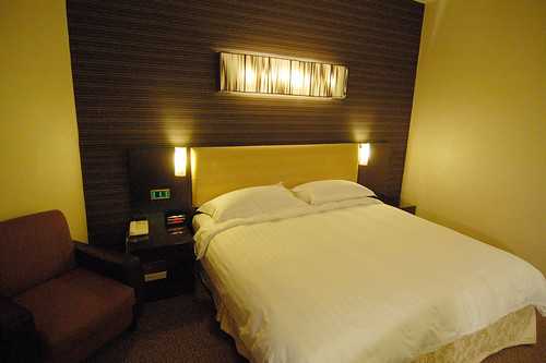 Singapore-Singapore Transit Hotel. Royal @ Queens Hotel, the room has been renovated and has a comfortable Queen size bed