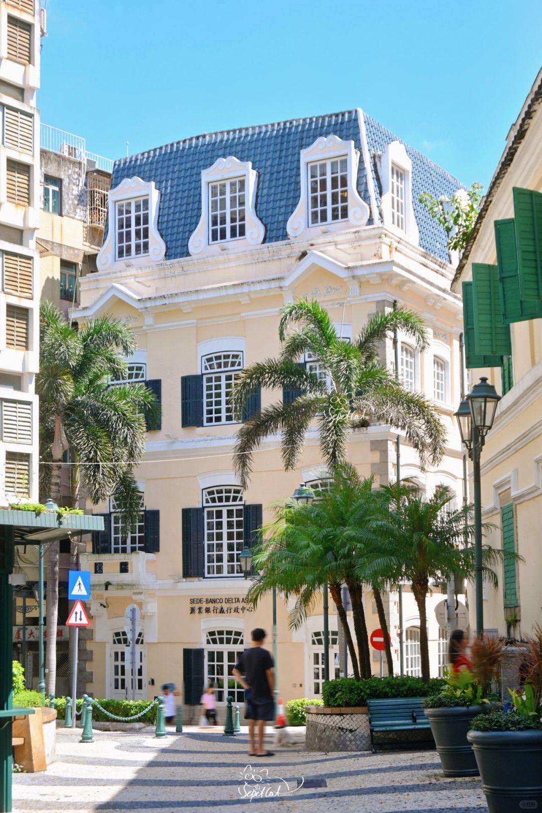 Macao-City Walk in Yiwan Alley, Macau Peninsula, Fairytale path leading to a pink house by the sea