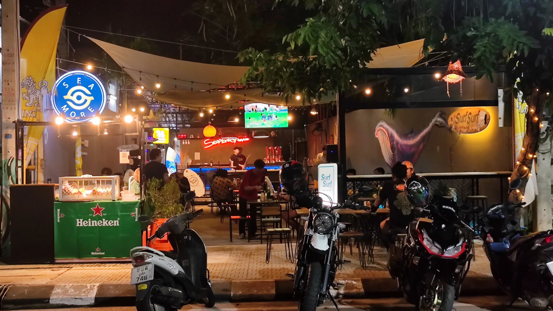 Hua Hin-SeaMore Club surf-themed bar in Hua Hin, free billiards and delicious grilled meatballs