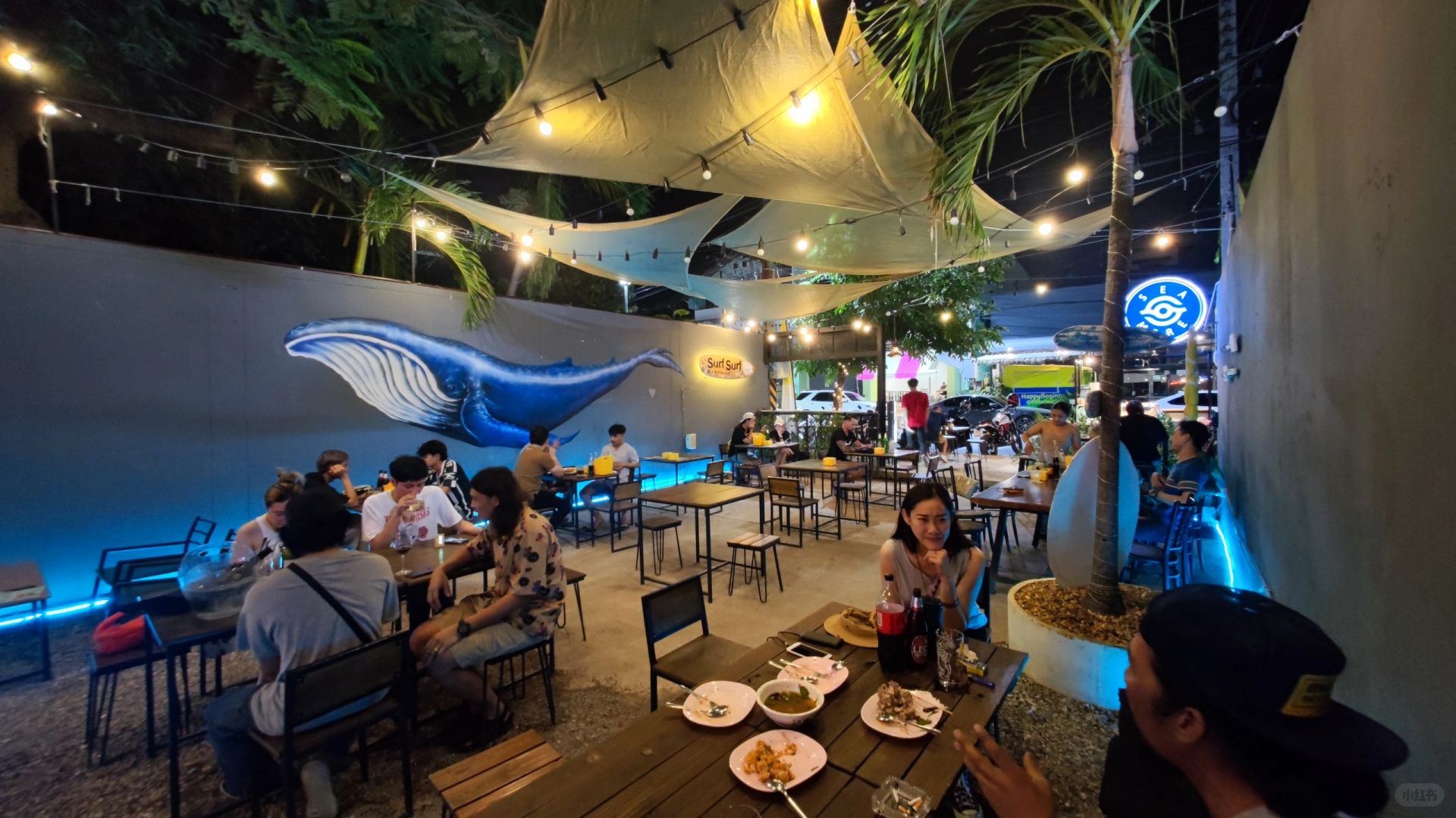 Hua Hin-SeaMore Club surf-themed bar in Hua Hin, free billiards and delicious grilled meatballs