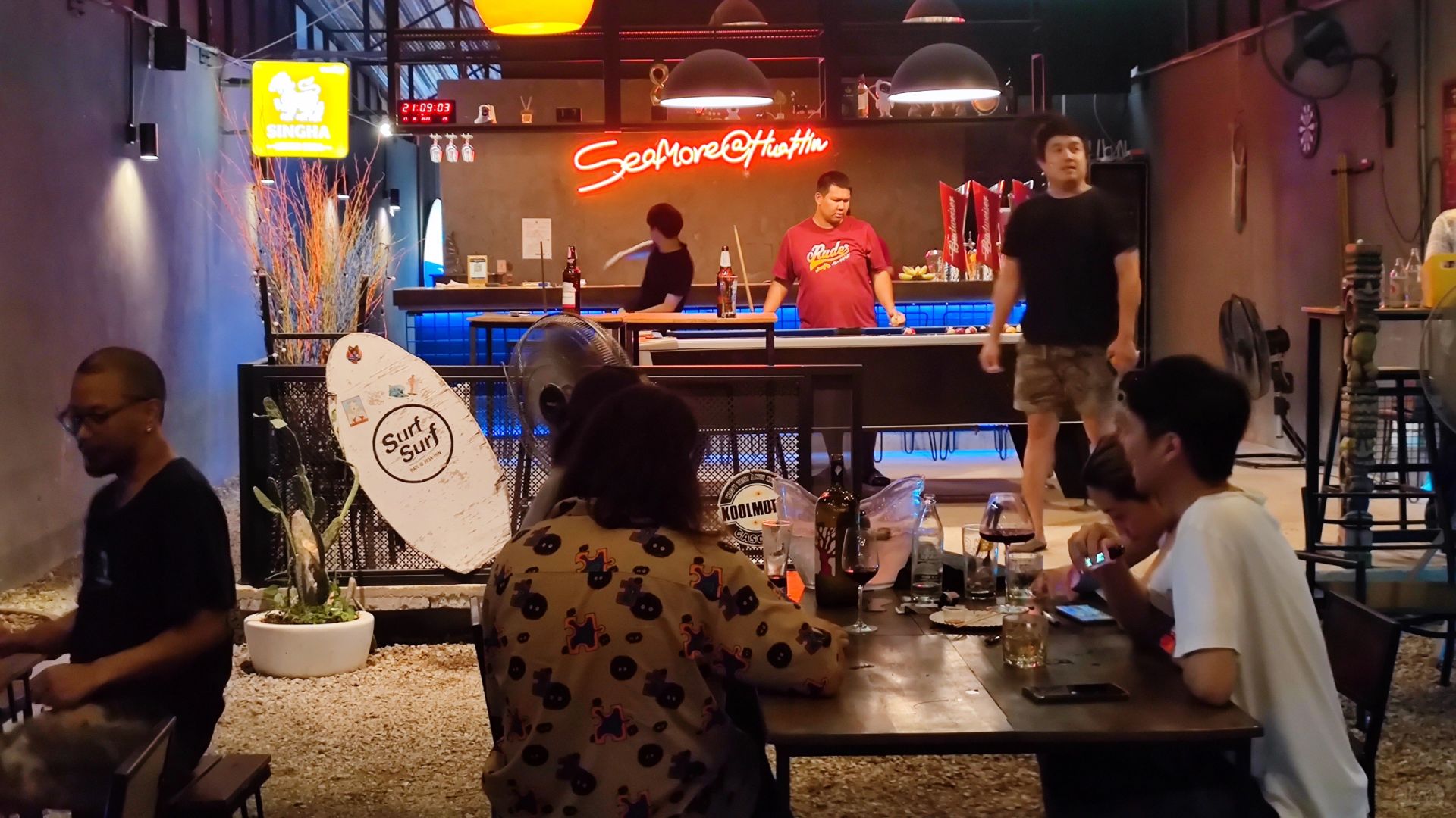 Hua Hin-SeaMore Club surf-themed bar in Hua Hin, free billiards and delicious grilled meatballs