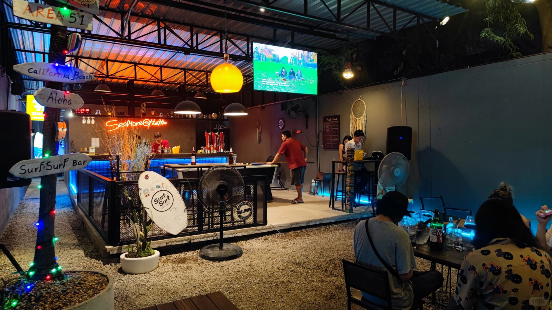 Hua Hin-SeaMore Club surf-themed bar in Hua Hin, free billiards and delicious grilled meatballs