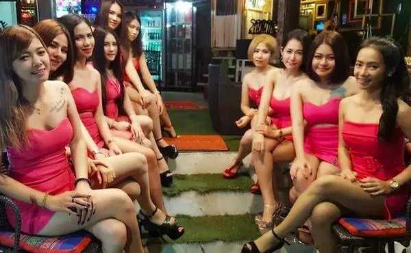 Pattaya-Relax bistro and bar, Thai escort restaurant in Pattaya, where beautiful and sexy girls will dine with you