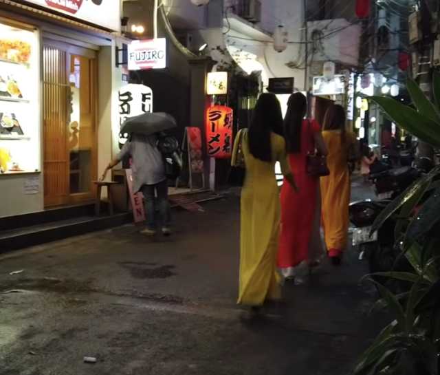 Ho Chi Minh-Ho Chi Minh Ao Dai dress massage highlights the tenderness and beauty of Vietnamese women